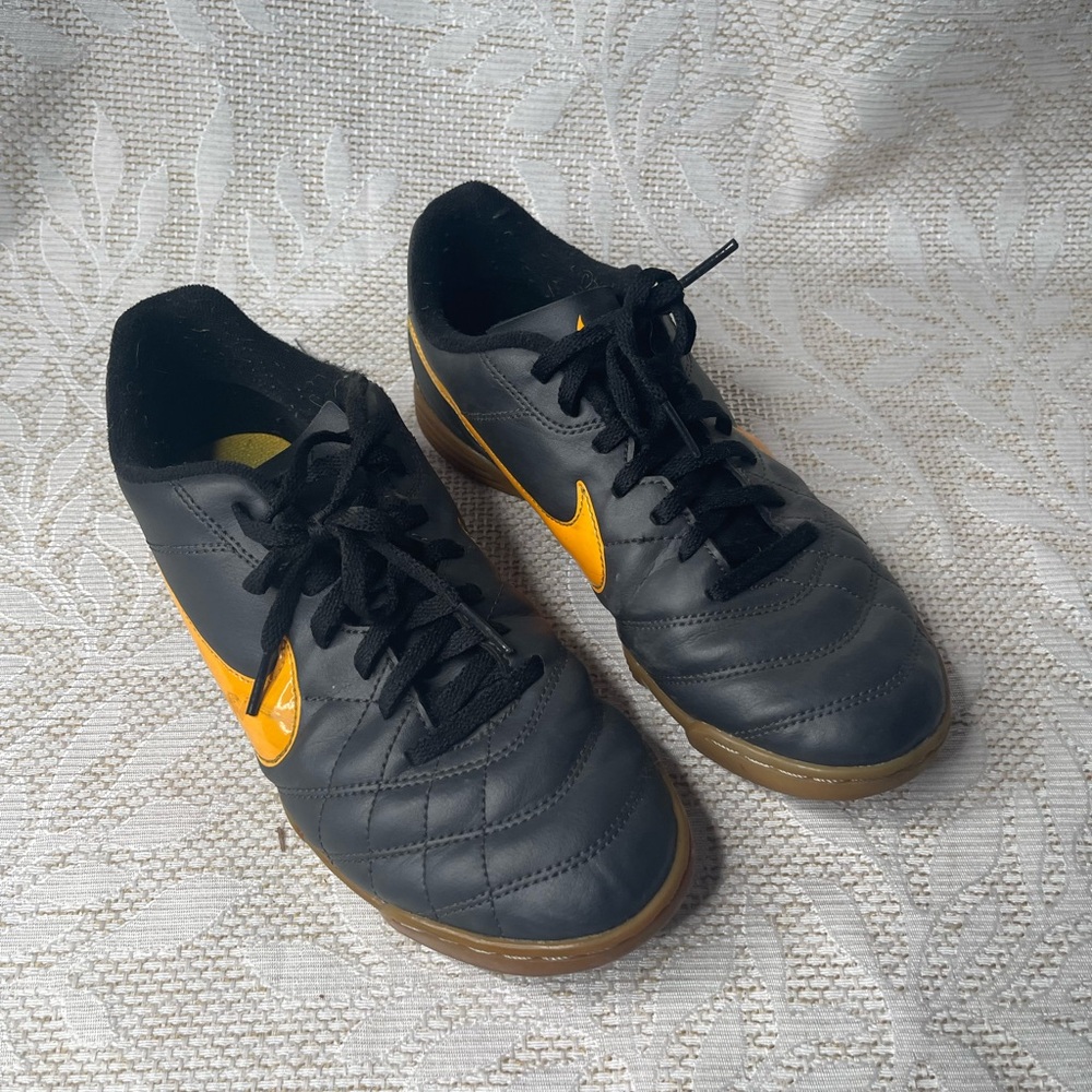 Nike kids  Tiempo Size 5.5 Youth Shoes Indoor Soccer Sneaker Black Orange
